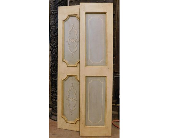 PTS867 - N. 2 porte in legno laccato, misure cm L 105 x H 220/204