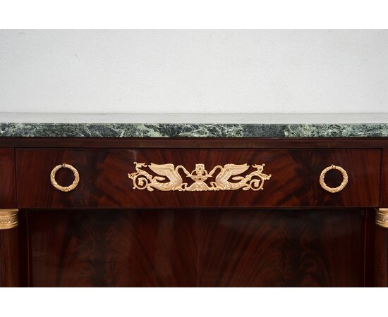 Credenza antica quattro porte stile Impero Francese in piuma di mogano con piano in marmo verde alpi. Periodo inizio XX secolo.