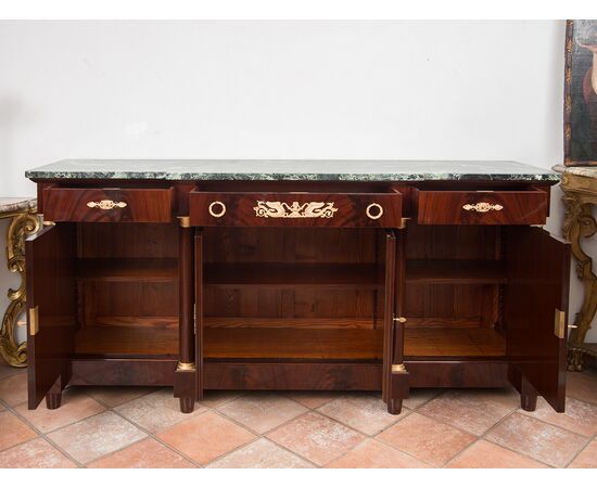 Credenza antica quattro porte stile Impero Francese in piuma di mogano con piano in marmo verde alpi. Periodo inizio XX secolo.