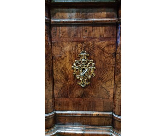 CREDENZA MOSSA LOMBARDA IN NOCE DEL 700