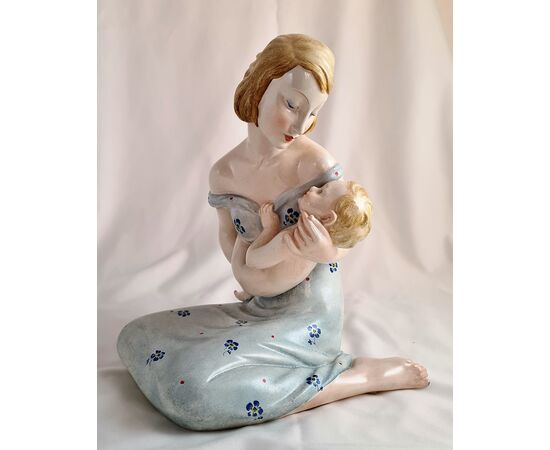  Zaccagnini  Figura femminile  in ceramica policroma  " maternità". 