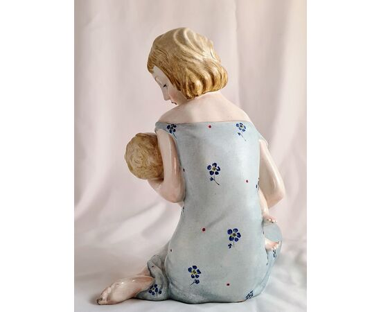  Zaccagnini  Figura femminile  in ceramica policroma  " maternità". 