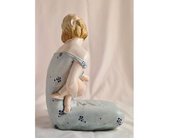  Zaccagnini  Figura femminile  in ceramica policroma  " maternità". 