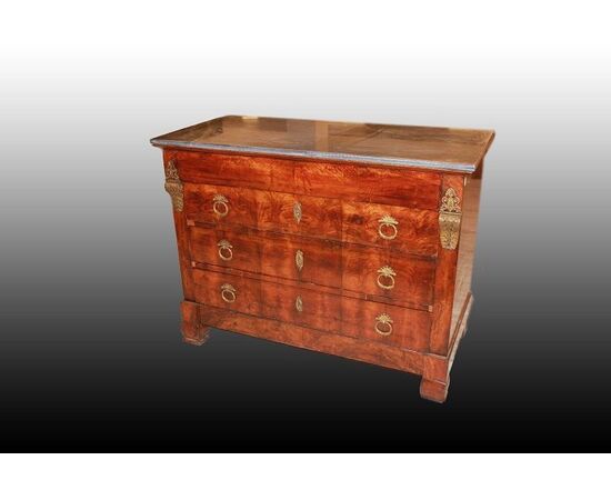 Coppia Secretaire e cassettone francesi stile Impero con bellissime applicazioni in bronzo e piano in marmo in Piuma di Mogano