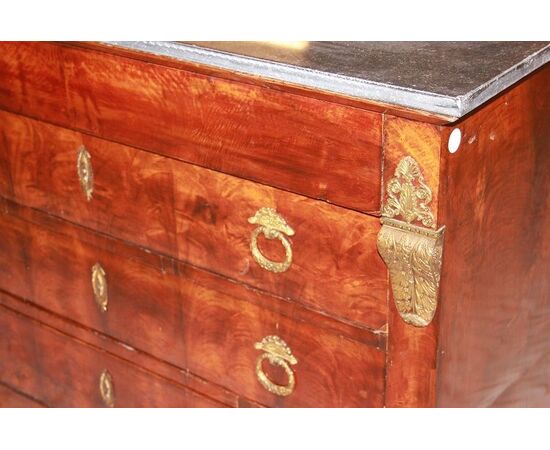 Coppia Secretaire e cassettone francesi stile Impero con bellissime applicazioni in bronzo e piano in marmo in Piuma di Mogano