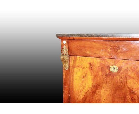 Coppia Secretaire e cassettone francesi stile Impero con bellissime applicazioni in bronzo e piano in marmo in Piuma di Mogano