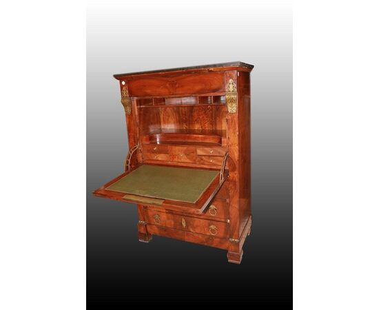 Coppia Secretaire e cassettone francesi stile Impero con bellissime applicazioni in bronzo e piano in marmo in Piuma di Mogano