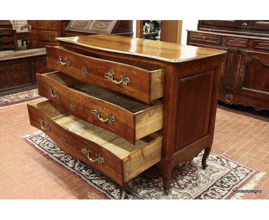 Louis XV chest of drawers in walnut Parmesan