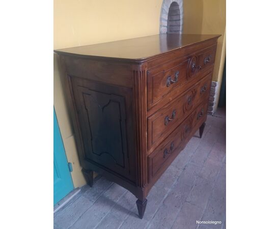 Louis XVI chest of drawers Parmesan in walnut     