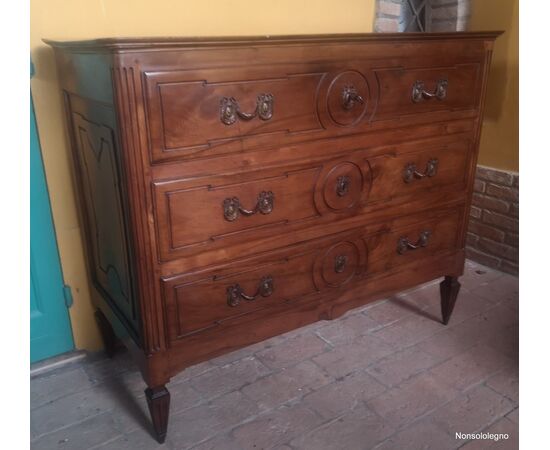 Louis XVI chest of drawers Parmesan in walnut     