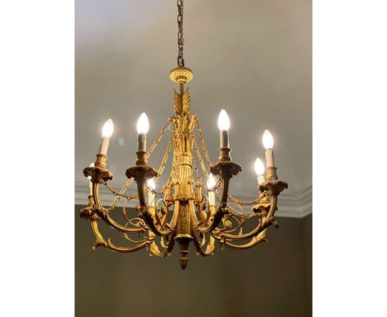 Lampadario a otto luci in bronzo dorato, Francia, stile Luigi XVI, fine XIX secolo 