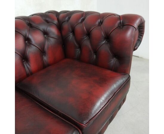 Sofà Chesterfield  vintage inglese originale in pelle bordeaux anticato 