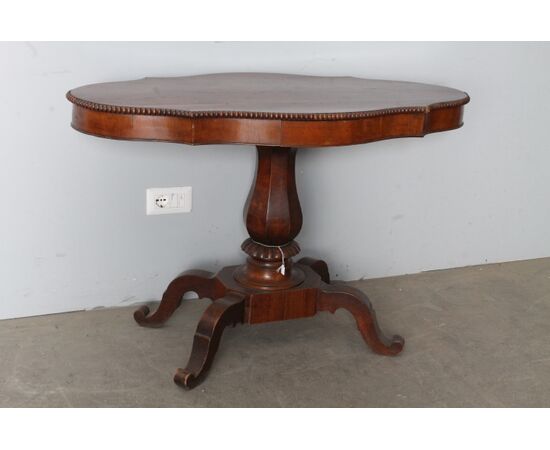 Antico tavolo da salotto 1860 in noce . a “ Biscotto “ . Mis 113 x63 