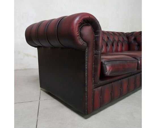 Sofà Chesterfield  vintage inglese originale in pelle bordeaux anticato 