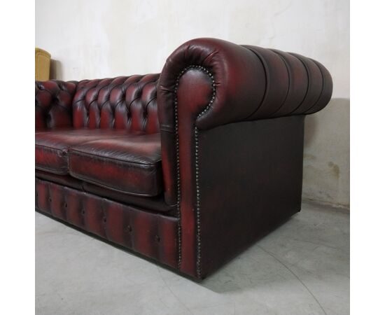 Sofà Chesterfield  vintage inglese originale in pelle bordeaux anticato 