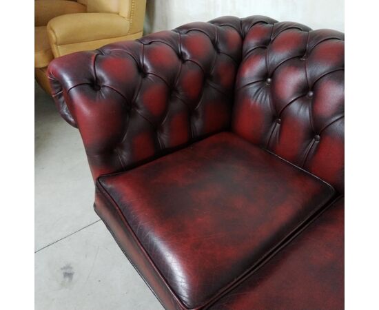 Sofà Chesterfield  vintage inglese originale in pelle bordeaux anticato 