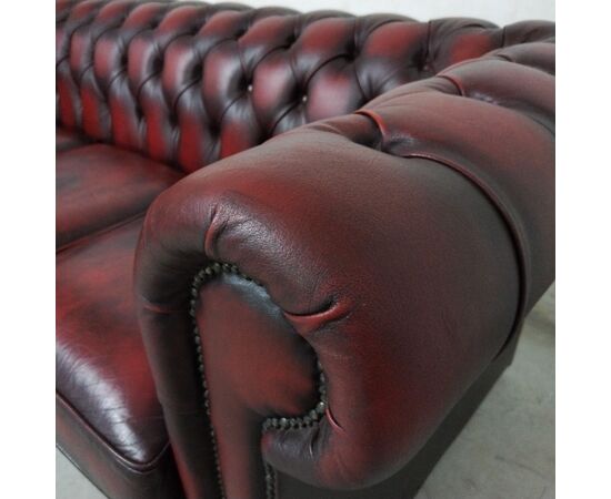 Sofà Chesterfield  vintage inglese originale in pelle bordeaux anticato 