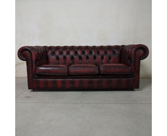 Sofà Chesterfield  vintage inglese originale in pelle bordeaux anticato 