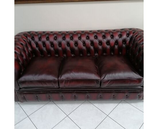 Divano 3 posti chesterfield capitonnè in pelle bordeaux 