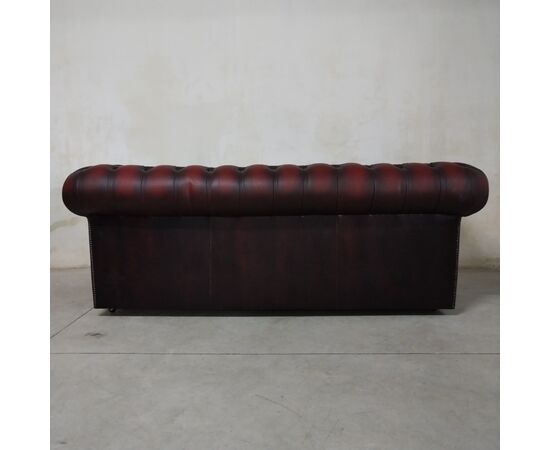 Sofà Chesterfield  vintage inglese originale in pelle bordeaux anticato 