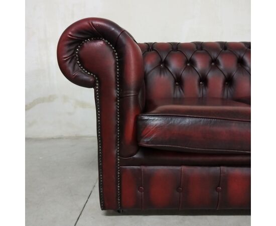 Sofà Chesterfield  vintage inglese originale in pelle bordeaux anticato 