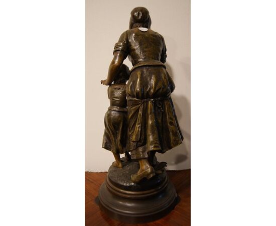 Antica scultura in Zamak raffigurante donna con bambina di Émile Nestor Joseph Carlier (1849-1927)