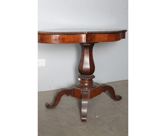 Antico tavolo da salotto 1860 in noce . a “ Biscotto “ . Mis 113 x63 