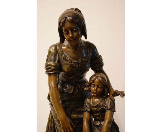 Antica scultura in Zamak raffigurante donna con bambina di Émile Nestor Joseph Carlier (1849-1927)