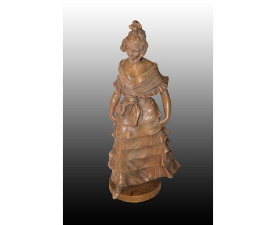 Bellissima scultura francese del 1800 firmata in terracotta raffigurante una Dama con elegantissimo vestito