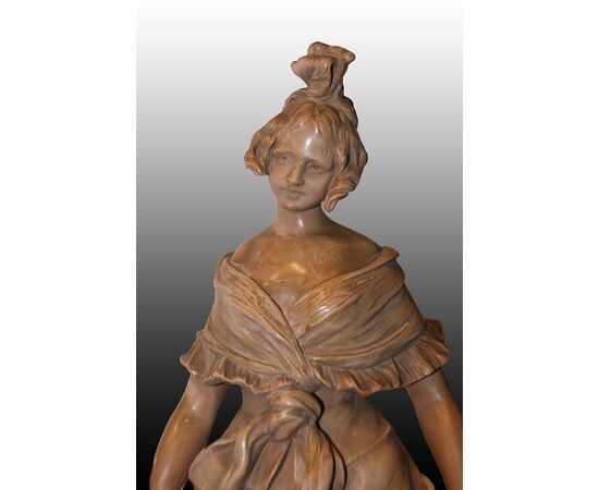 Bellissima scultura francese del 1800 firmata in terracotta raffigurante una Dama con elegantissimo vestito