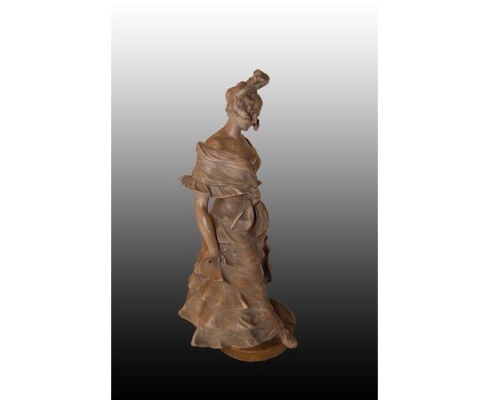 Bellissima scultura francese del 1800 firmata in terracotta raffigurante una Dama con elegantissimo vestito