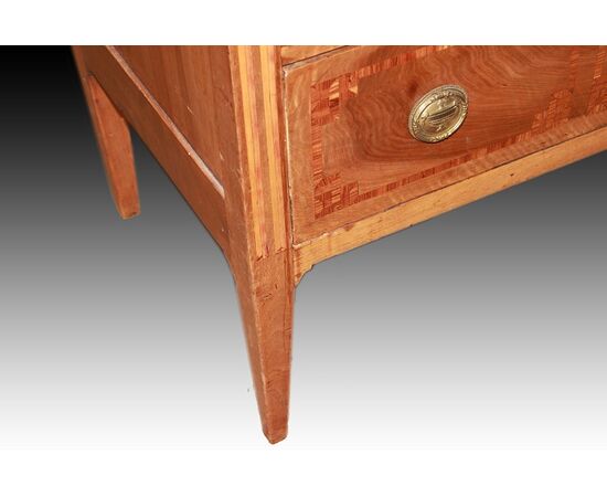 Comò francese di inizio 1800 stile Luigi XVI in legno di noce con intarsi geometrici e bronzi