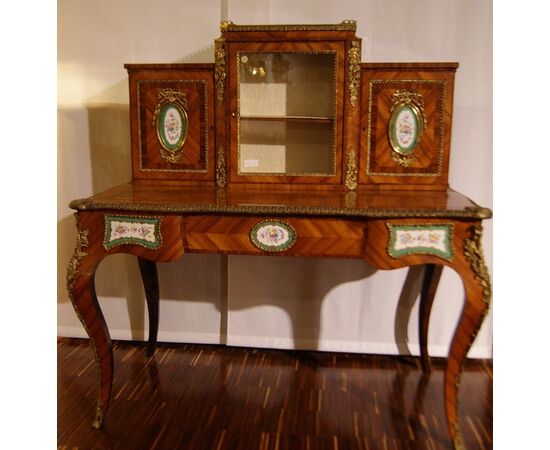 Antico scrittoio bonheur du jour francese Stile Luigi XV con bronzi e porcellana di Sevres