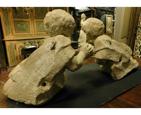  DARS641 - N. 2 statue di putti in pietra Serena, misure cm L 60 x H 57 x P 40 