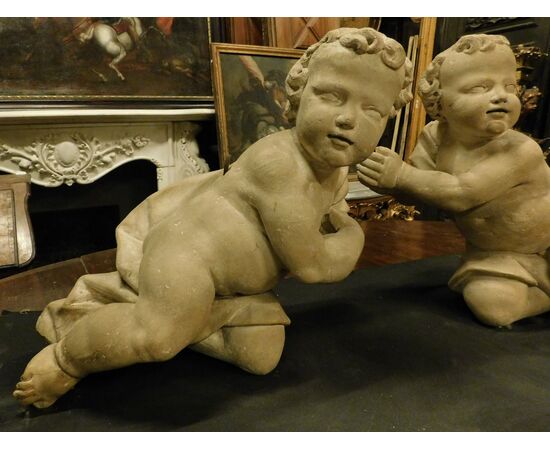  DARS641 - N. 2 statue di putti in pietra Serena, misure cm L 60 x H 57 x P 40 