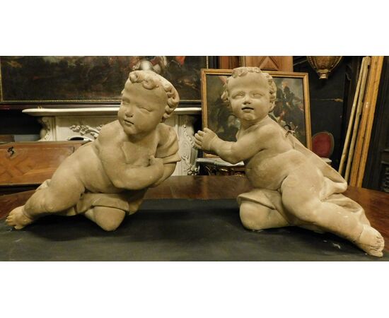  DARS641 - N. 2 statue di putti in pietra Serena, misure cm L 60 x H 57 x P 40 