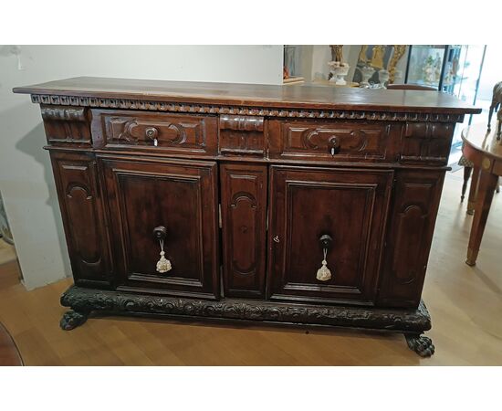 CREDENZA IN NOCE LOMBARDA XVII SECOLO 