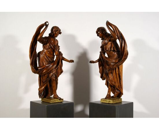 Coppia di sculture barocche in legno di noce, Veneto, fine XVII secolo