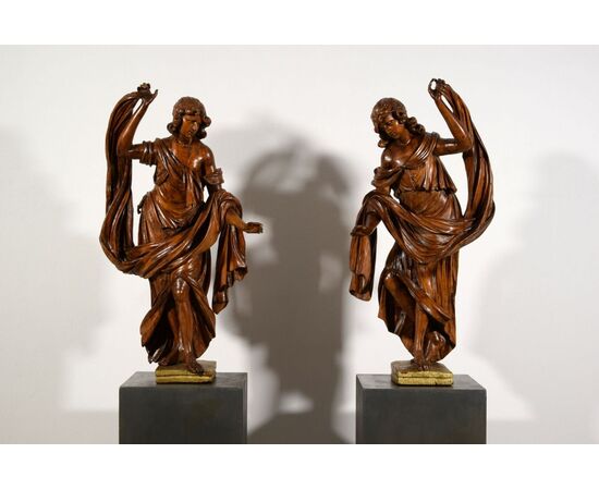 Coppia di sculture barocche in legno di noce, Veneto, fine XVII secolo