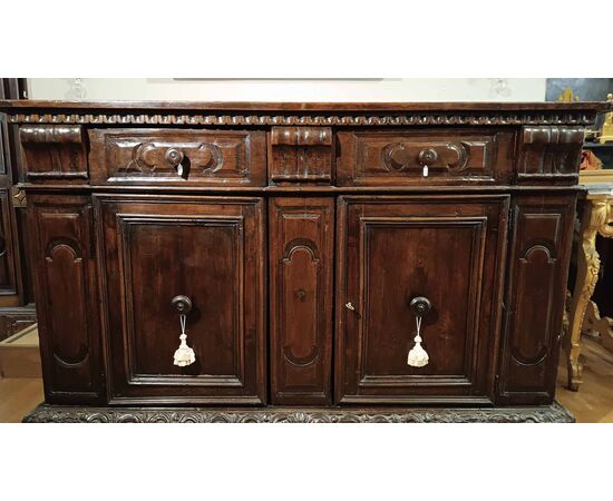 CREDENZA IN NOCE LOMBARDA XVII SECOLO 