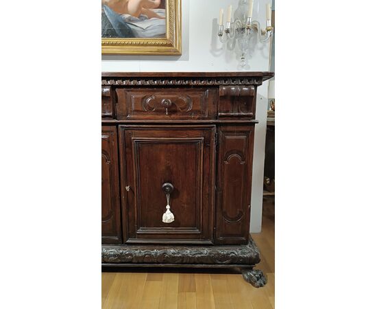 CREDENZA IN NOCE LOMBARDA XVII SECOLO 