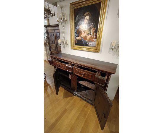 CREDENZA IN NOCE LOMBARDA XVII SECOLO 