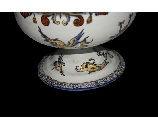 Grande vaso in ceramica francese di inizio 1900 con coperchio riccamente decorato