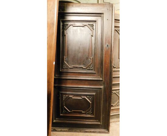 PTS872 - N. 3 porte in legno di noce, misure cm L 125 x H 237 