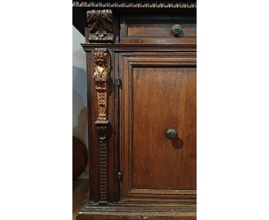 CREDENZA CON CARIATIDI FINE XVI-INIZI XVII SECOLO