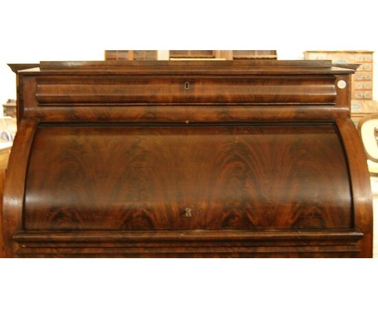 Antico comò a rullo Nord Europa stile Biedermeier del 1800 in legno di mogano e piuma di mogano