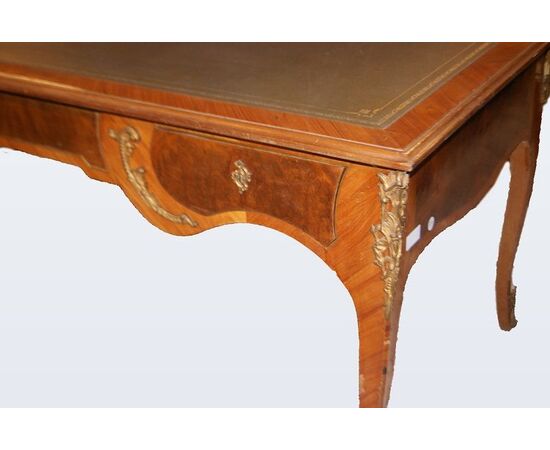 Antica grande scrivania diplomatica stile Luigi XV del 1800 con piano in pelle