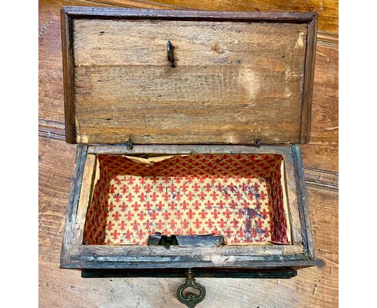 BOÎTE BOX IN WALNUT - XVII CENTURY     