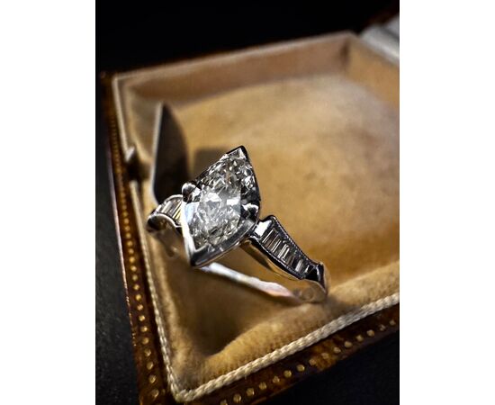 Anello  in  Platino  con  Diamante  taglio  Marquise  0.70 ct.