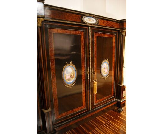 Ricca credenza Servante francese in ebano con medaglioni in porcellana di Sevres del 1800 stile Luigi XV